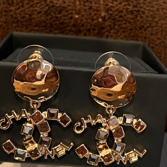 CHANEL GOLD DROPPING NEW EARRINGS NEWEST 2023-2024 CRUISE COLLECTION - Picture 15 of 16